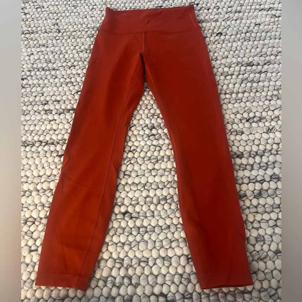 Lululemon align leggings  25 inches dust size 8
Excellent condition